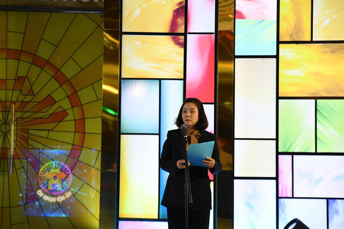 Bà Lê Thị Ánh Mai - Phó Giám đốc Sở Văn hóa và Thể thao phát biểu khai mạc triển lãm. Ảnh: Phạm Sỹ.. 