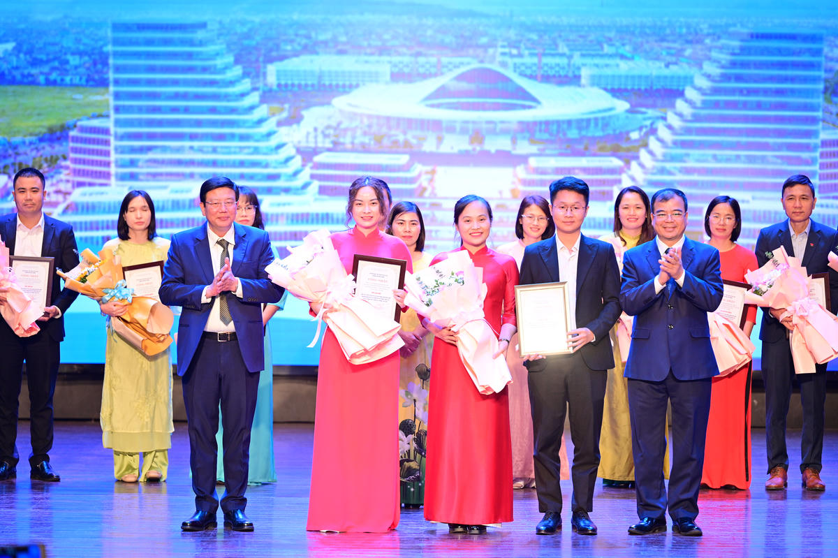 Các tác giả, nhóm tác giả đạt giải Nhì cuộc thi. Ảnh: ĐT.&nbsp;