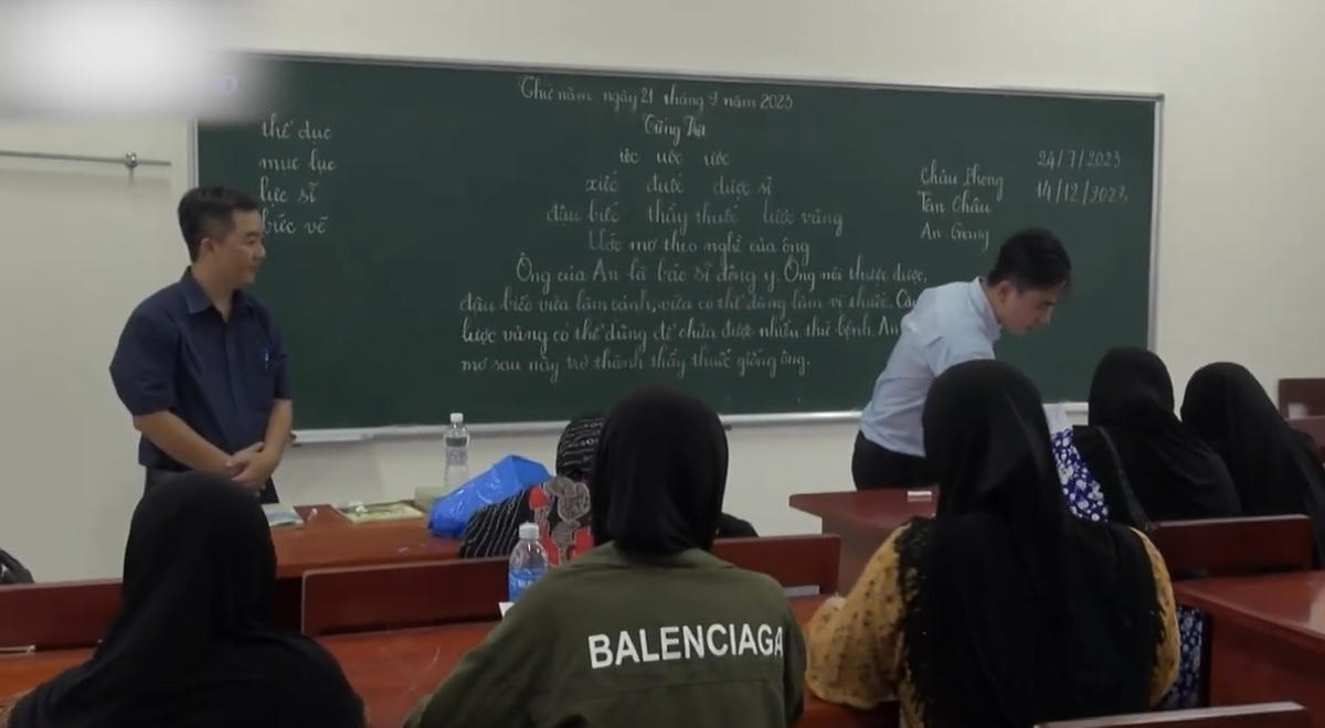 Trong việc tổ chức thực hiện nhiệm vụ xóa mù chữ cho đồng bào dân tộc thiểu số, Bộ GDĐT cũng rất quan tâm đến hoạt động truyền thông. Ảnh: MOET