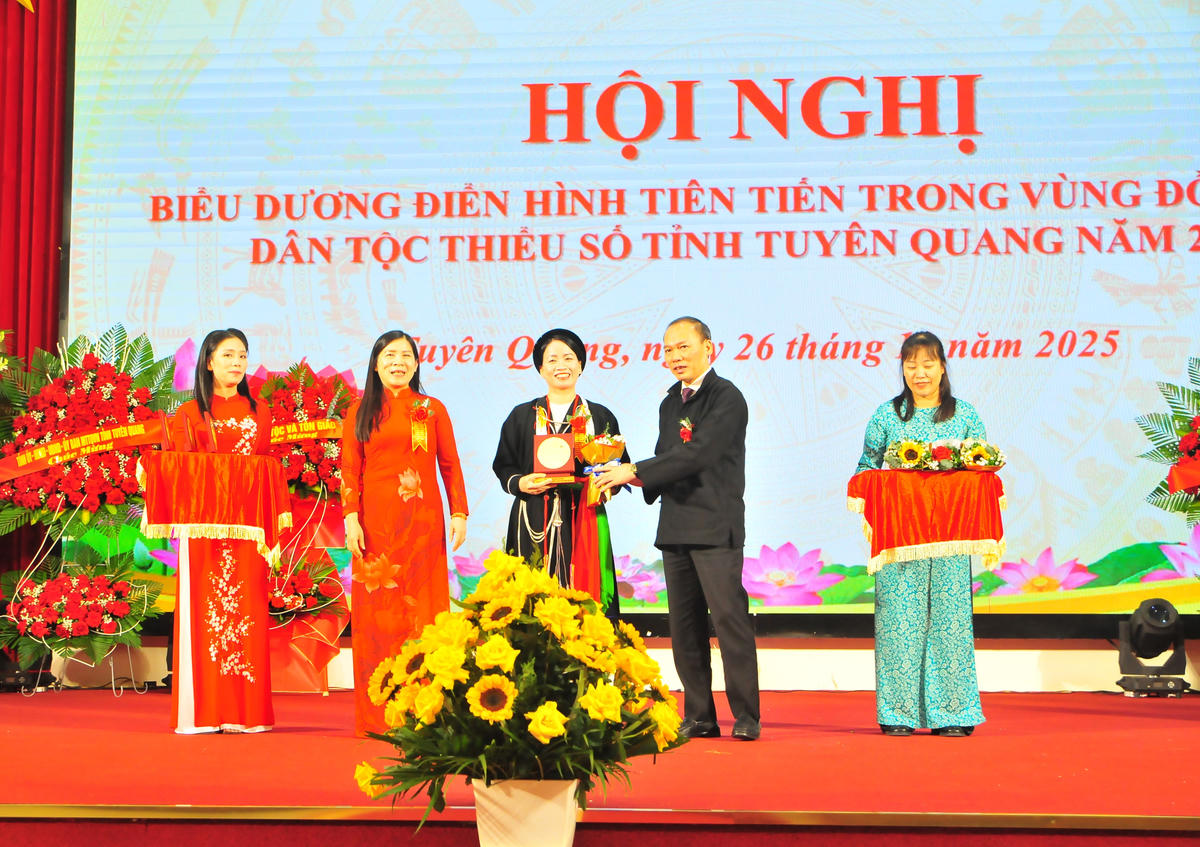 Các điển hình tiên tiến được trao tặng biểu trưng biểu dương tại Hội nghị. Ảnh: Xuân Trường.