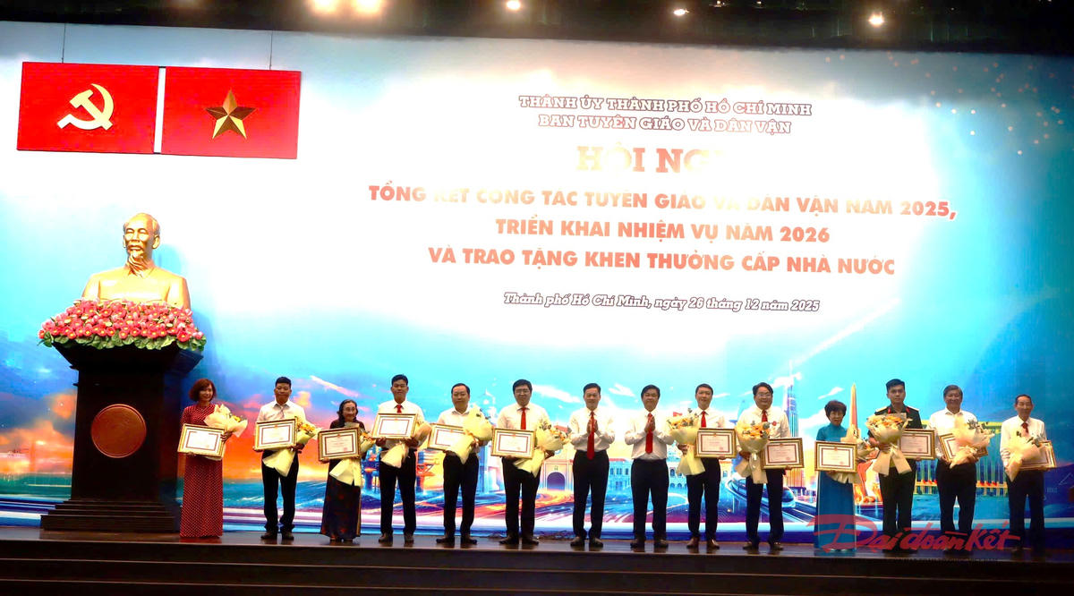 Khen thưởng các cá nhân có thành tích xuất sắc trong công tác tuyên giáo và dân vận. Ảnh: Tuyết Lưu.