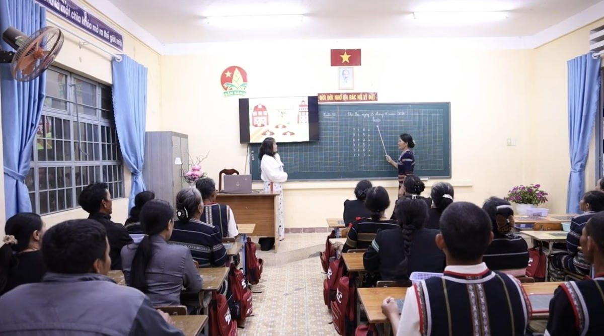 Các học viên tham gia lớp xóa mù chữ tại&nbsp;thôn Bré, xã Đức Trọng, tỉnh Lâm Đồng. Ảnh: MOET