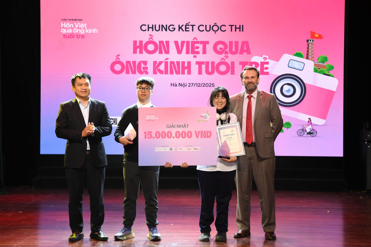 Các tác giả đoạt giải Nhất. Ảnh: Phạm Sỹ.