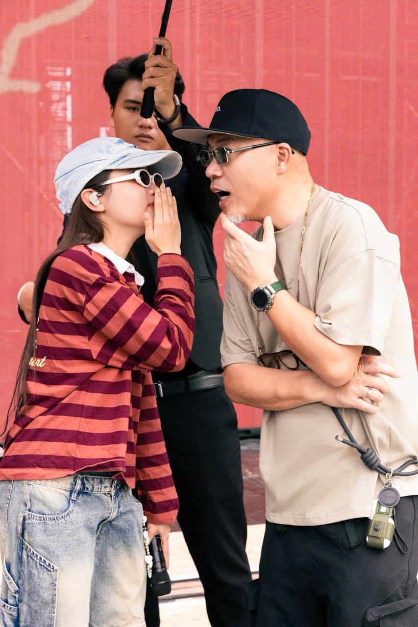 Nhạc sĩ Huy Tuấn và ca sĩ Phương Mỹ Chi trong buổi tập dượt cho đêm diễn 27/12