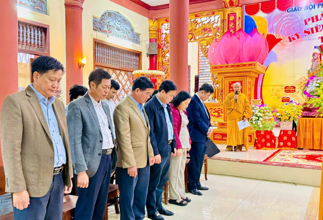 Các đại biểu tưởng nhớ các nạn nhân tử vong trong đợt mưa lũ vừa qua. Ảnh: PT.