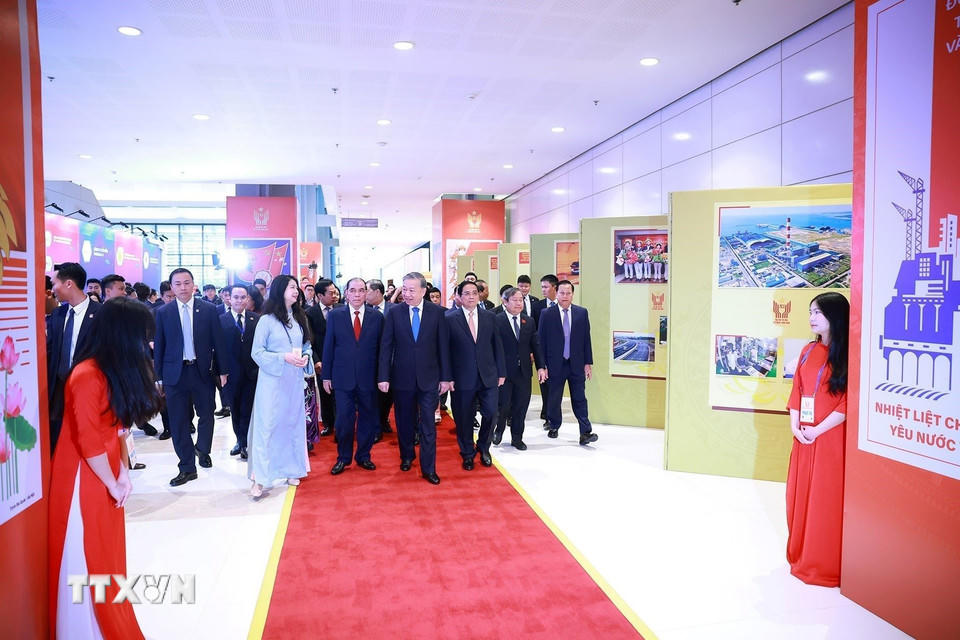 Tổng Bí thư Tô Lâm và Thủ tướng Phạm Minh Chính tham quan trưng bày ảnh về phong trào thi đua qua các thời kỳ trưng bày tại Đại hội Thi đua yêu nước lần thứ XI do Thông tấn xã Việt Nam thực hiện. (Ảnh: Dương Giang/TTXVN)