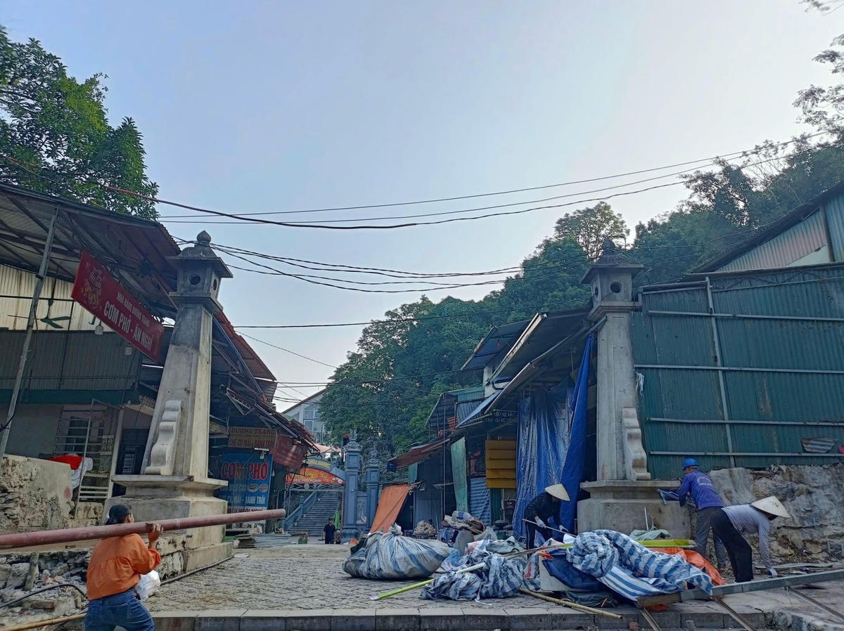 Nhiều hộ kinh doanh tự nguyện di dời, tháo dỡ trả lại cảnh quan cho khu du tích Hương Sơn. Ảnh: BT