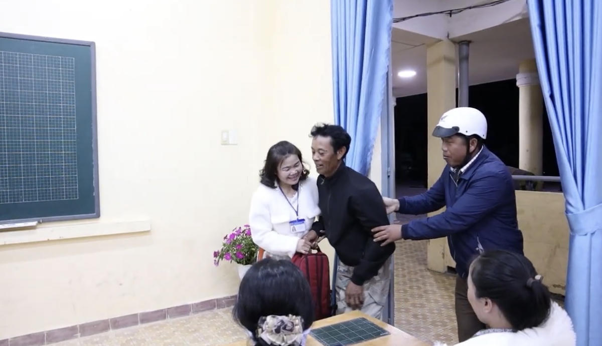 Anh Trương Văn Tuấn, Trưởng thôn&nbsp;Bré, xã Đức Trọng, tỉnh Lâm Đồng (ngoài cùng bên phải) đưa người dân bị đau chân tới lớp xóa mù chữ. Ảnh: MOET