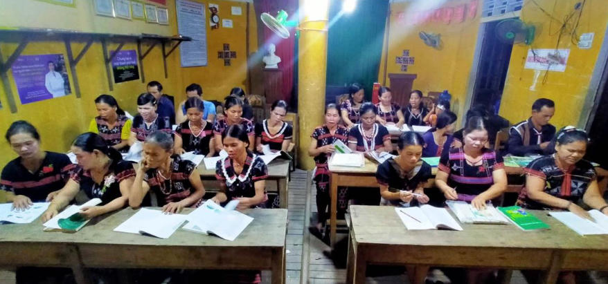 Lớp học XMC của đồng bào dân tộc Cơ tu tại xã Long Quảng, thành phố Huế. Ảnh: NVCC