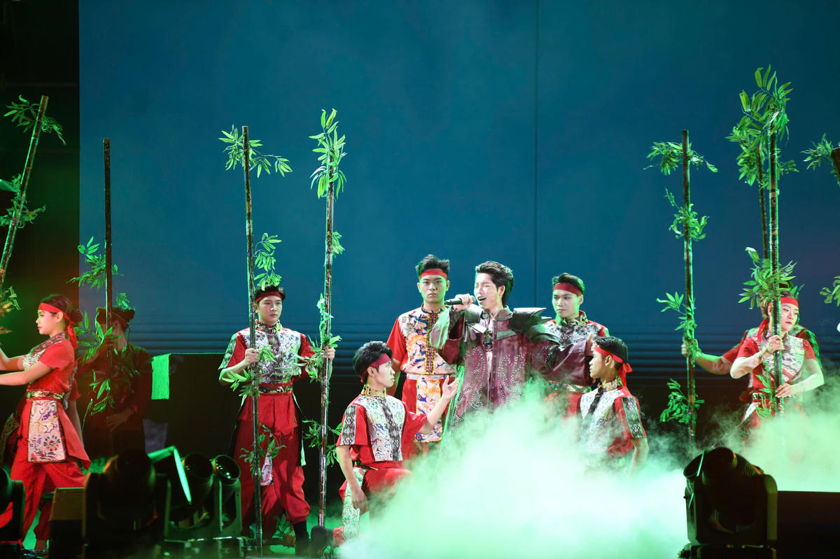 Chương trình còn có sự góp mặt của nhiều ca sĩ trẻ đình đám hiện nay: Đức Phúc, Võ Hạ Trâm, Hoàng Hồng Ngọc, Thu Thủy... Sự kết hợp này không chỉ giữ trọn vẹn chất hào sảng của âm nhạc chính luận mà còn thổi vào đó hơi thở tươi mới, trẻ trung của thời đại. Ảnh: Phạm Sỹ.