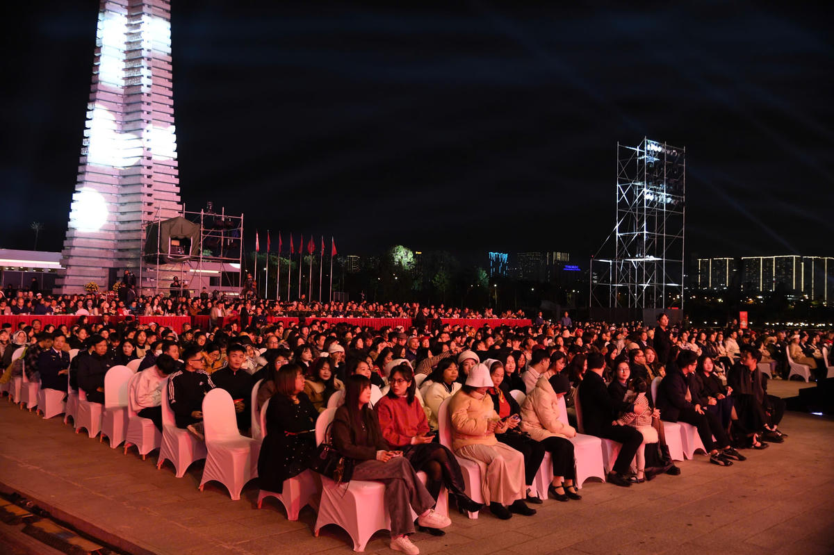 Chương trình nghệ thuật chính luận “Ánh dương” đã thu hút đông đảo công chúng ở mọi lứa tuổi. Ảnh: Phạm Sỹ. 