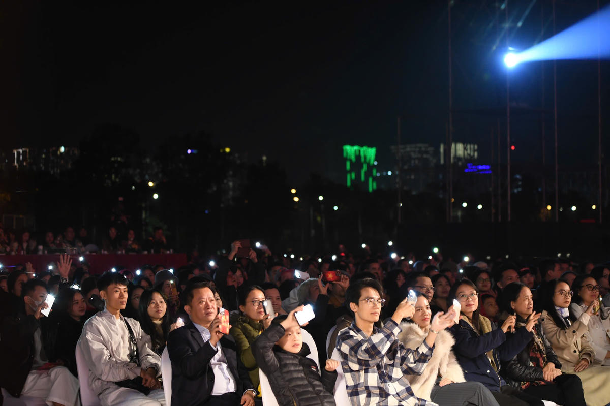 Tất cả mọi người đều bật đèn flash điện thoại lên tạo nên 1 khung cảnh đặc biệt. Ảnh: Phạm Sỹ.

. 