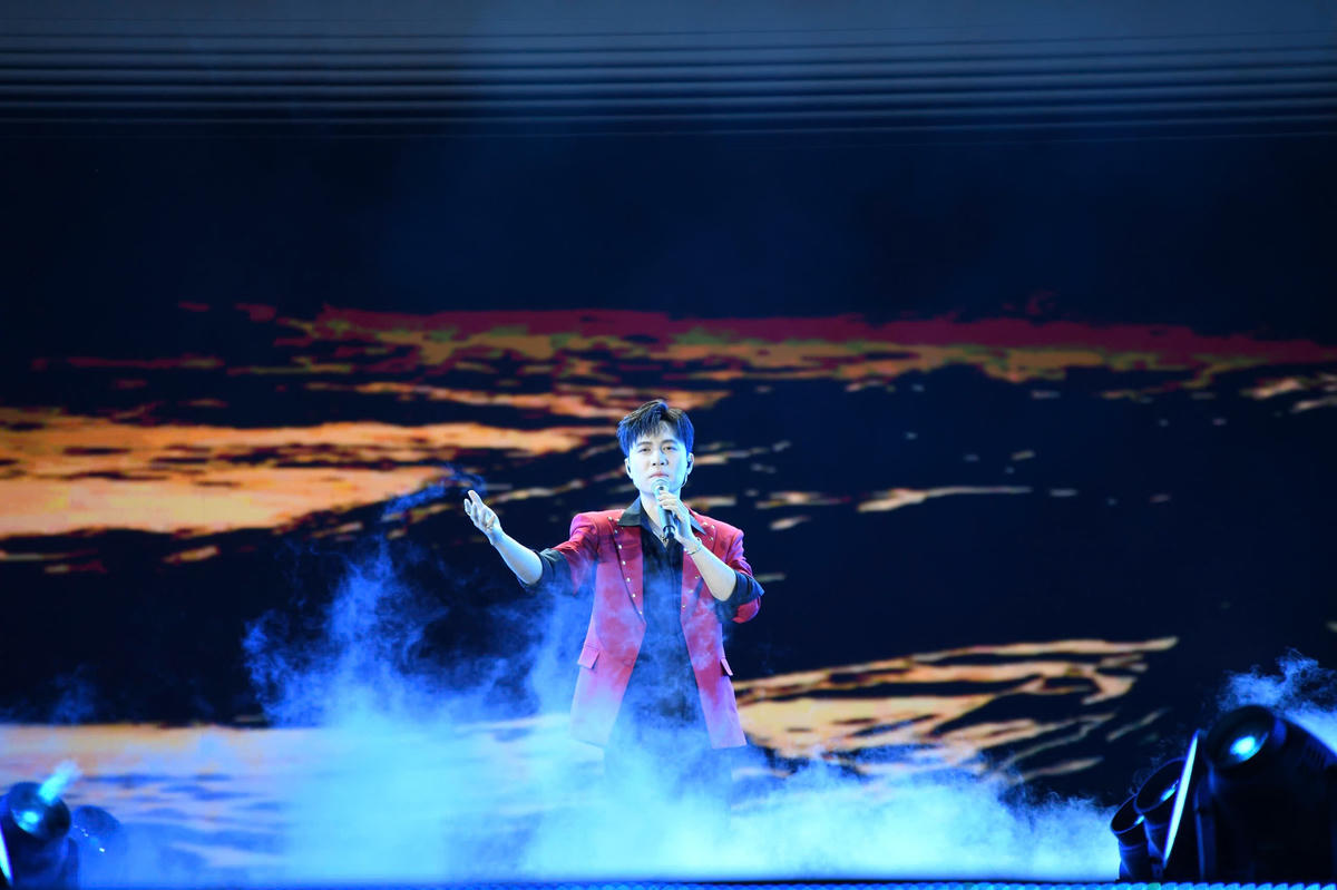 Kết cấu chương trình được xây dựng chặt chẽ qua 3 chương: "Mặt trời chân lý", "Điểm tựa nhân dân" và "Chào bình minh rực rỡ" nhằm khẳng định thế và lực của một Việt Nam văn minh, tiến bộ, đang vững bước tiến vào kỷ nguyên vươn mình của dân tộc. Ảnh: Phạm Sỹ.