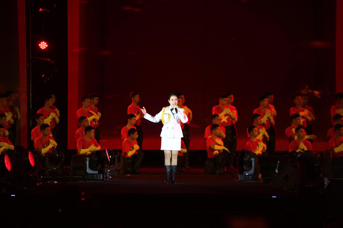 Chương trình quy tụ số lượng nghệ sĩ biểu diễn hùng hậu lên tới hàng trăm người, tạo nên một cuộc giao thoa nghệ thuật đầy cảm xúc giữa các thế hệ. Ảnh: Phạm Sỹ.