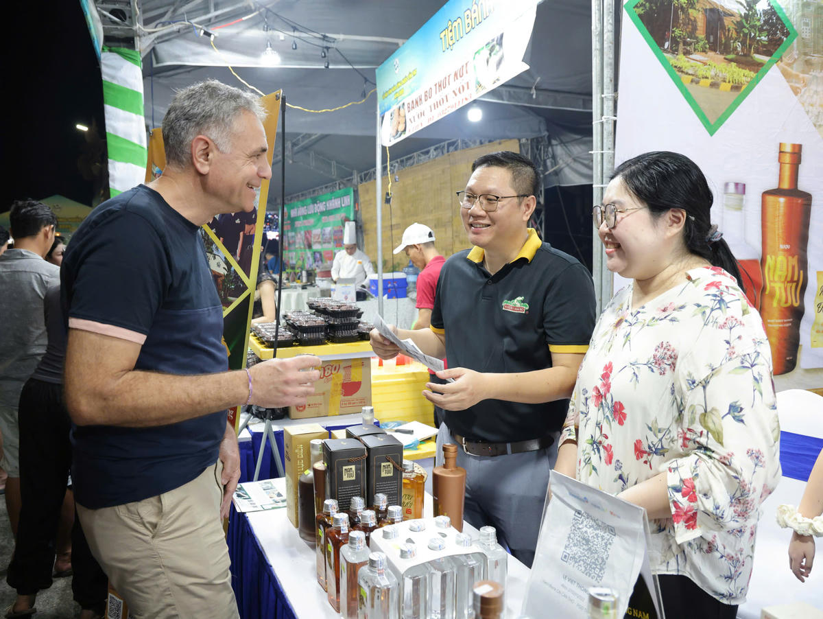 Du khách tìm hiểu về các sản phẩm Ocop của TP Cần Thơ. (ảnh: Trung Phạm)
