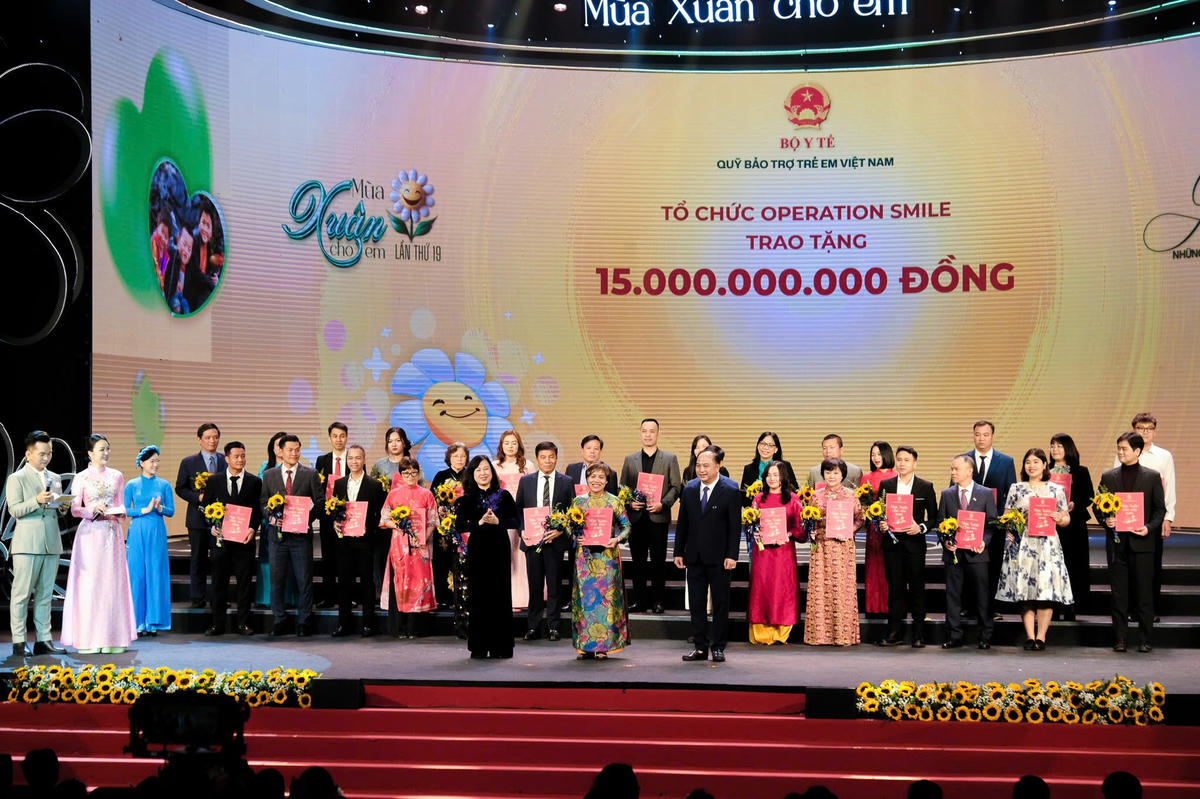 Các nhà tài trợ cam kết ủng hộ chương trình “Mùa xuân cho em”. Ảnh: Hà Quân.