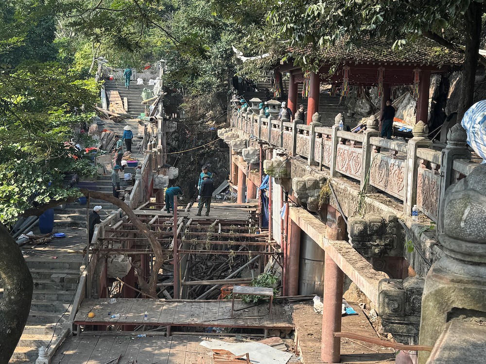 Đường vào động Hương Tích không còn các quầy hàng chiếm dụng lối đi. Ảnh: BT. 