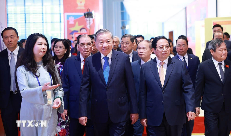 Tổng Bí thư Tô Lâm và Thủ tướng Phạm Minh Chính tham quan trưng bày ảnh về phong trào thi đua qua các thời kỳ trưng bày tại Đại hội Thi đua yêu nước lần thứ XI do Thông tấn xã Việt Nam thực hiện. (Ảnh: Dương Giang/TTXVN)