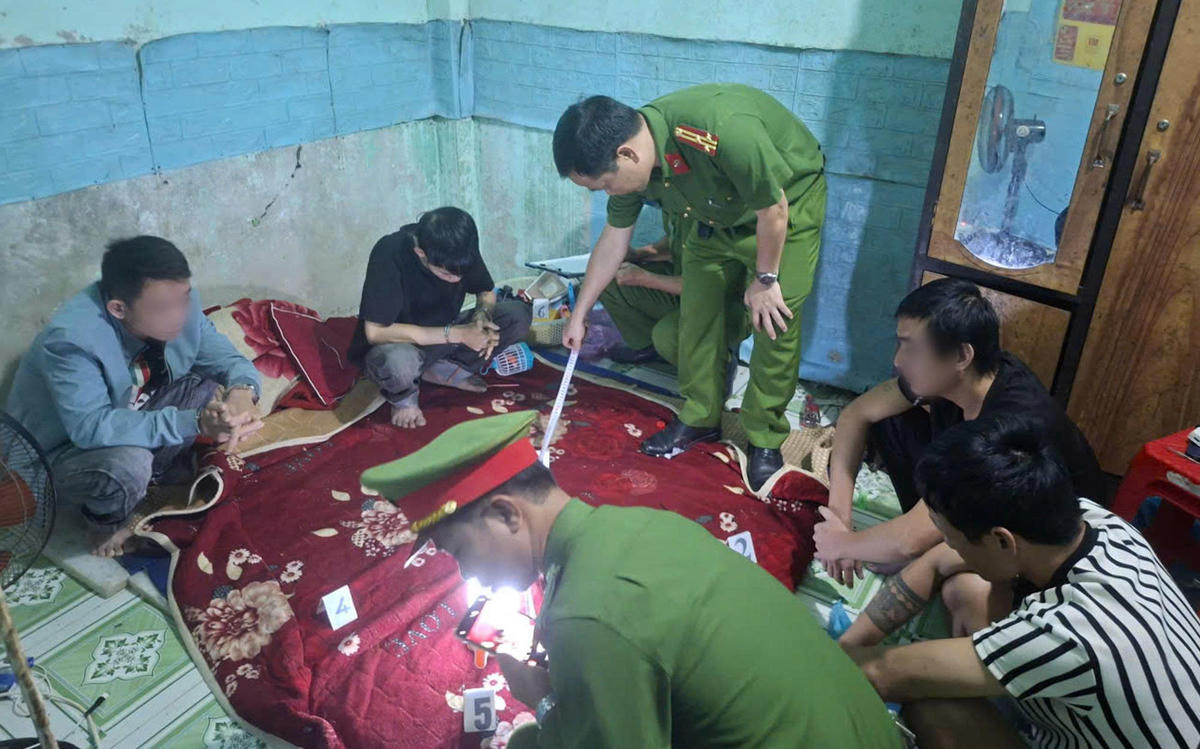 Lực lượng Công an Đà Nẵng bắt các đối tượng đang sử dụng ma túy. Ảnh: CV.