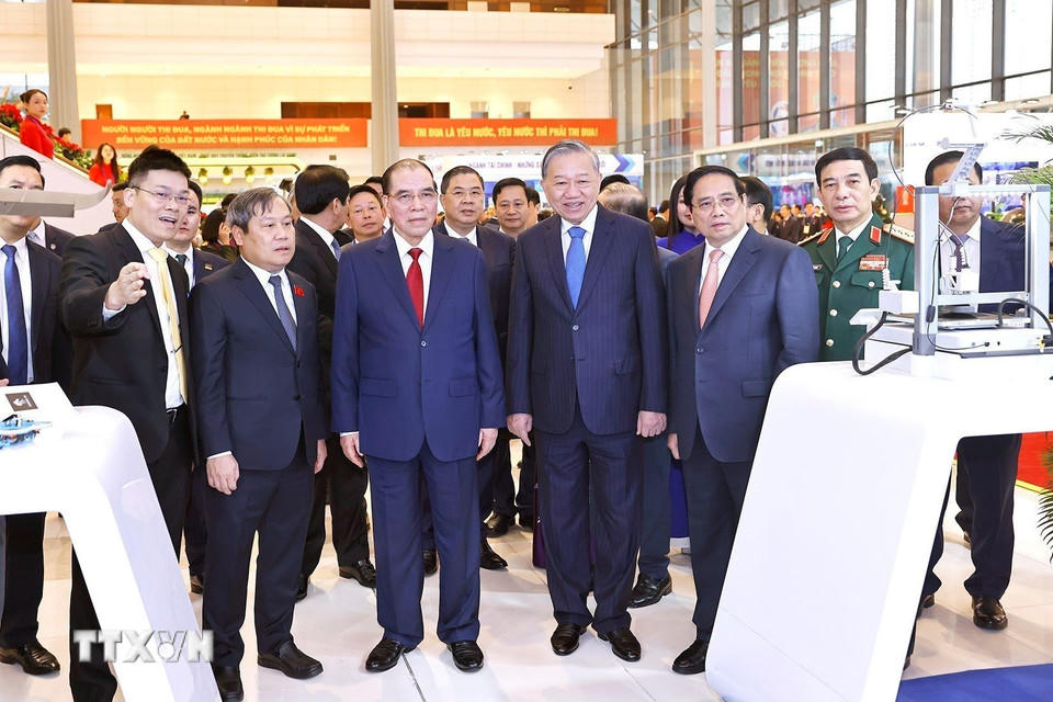 Tổng Bí thư Tô Lâm cùng các đồng chí lãnh đạo, nguyên lãnh đạo Đảng và Nhà nước tham quan các gian trưng bày tại đại hội. (Ảnh: Doãn Tấn/TTXVN)