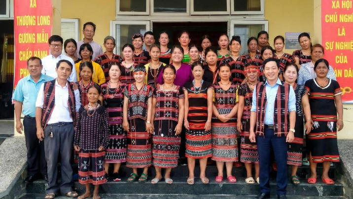 Học viên lớp xóa mù chữ cùng với giáo viên và cán bộ xã. Ảnh: NVCC