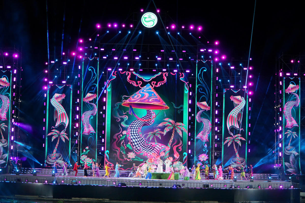 Chương trình nghệ thuật tại lễ khai mạc Lễ hội Văn hóa Sông nước Cần Thơ năm 2025. (ảnh: Văn Dương)