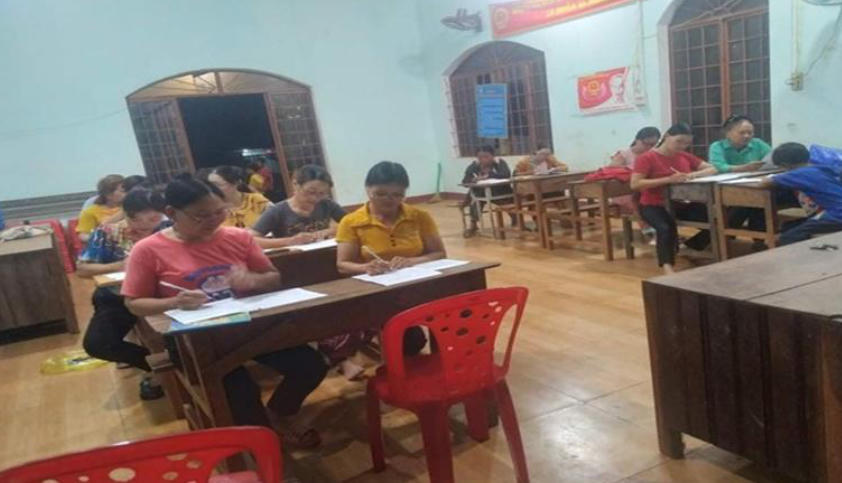 Người dân tham gia lớp xóa mù chữ. Ảnh: NVCC