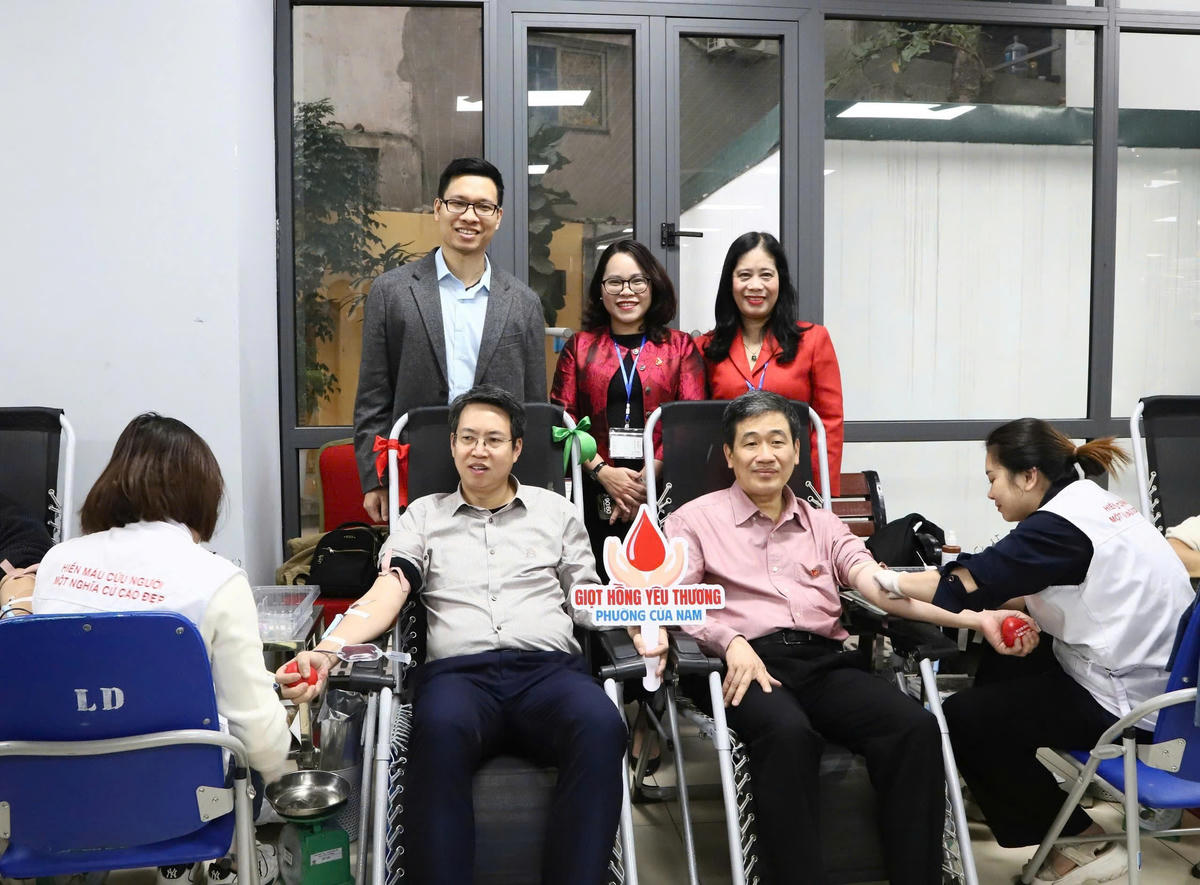 Bí thư Đảng ủy phường Cửa Nam Nguyễn Hoàng Trường và Chủ tịch UBND phường Cửa Nam Nguyễn Quốc Hoàn tham gia hiến máu. Ảnh: NH