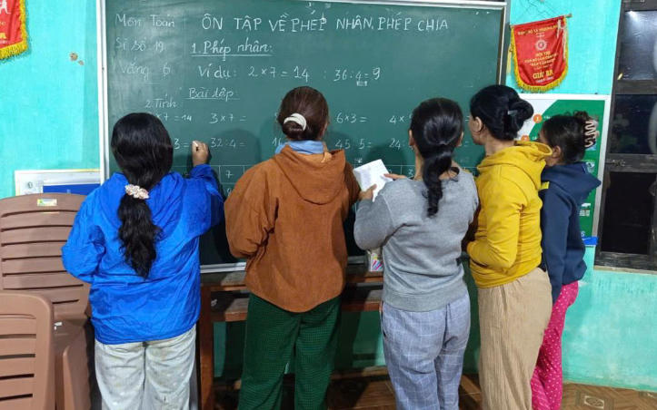 Người dân cùng nhau học xóa mù chữ. Ảnh: NVCC