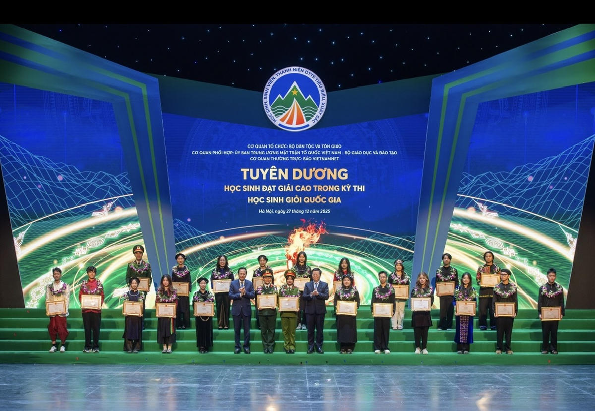 Phó Thủ tướng Mai Văn Chính và Bộ trưởng Bộ Dân tộc và Tôn giáo Đào Ngọc Dung trao bằng khen cho các em học sinh đạt giải cao trong các kỳ thi học sinh giỏi quốc gia.