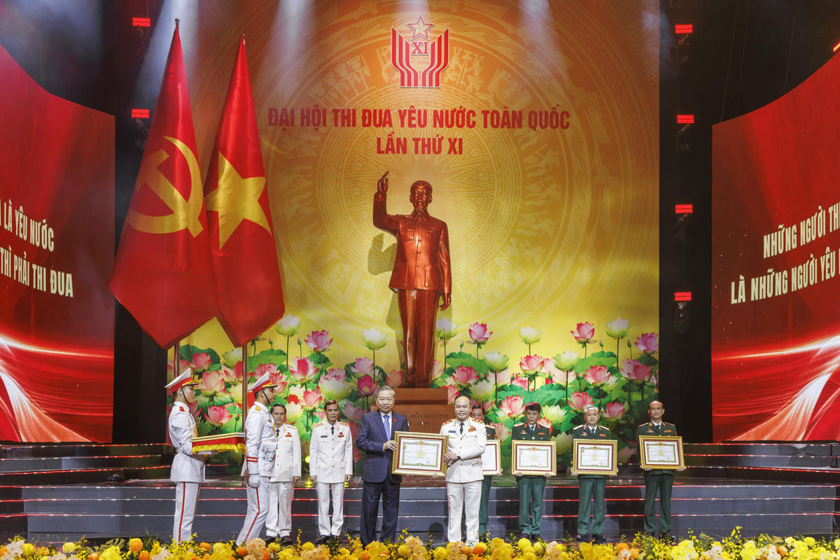 Tổng Bí thư Tô Lâm trao&nbsp;danh hiệu Anh hùng Lực lượng vũ trang nhân dân cho các tập thể. Ảnh: Quang Vinh