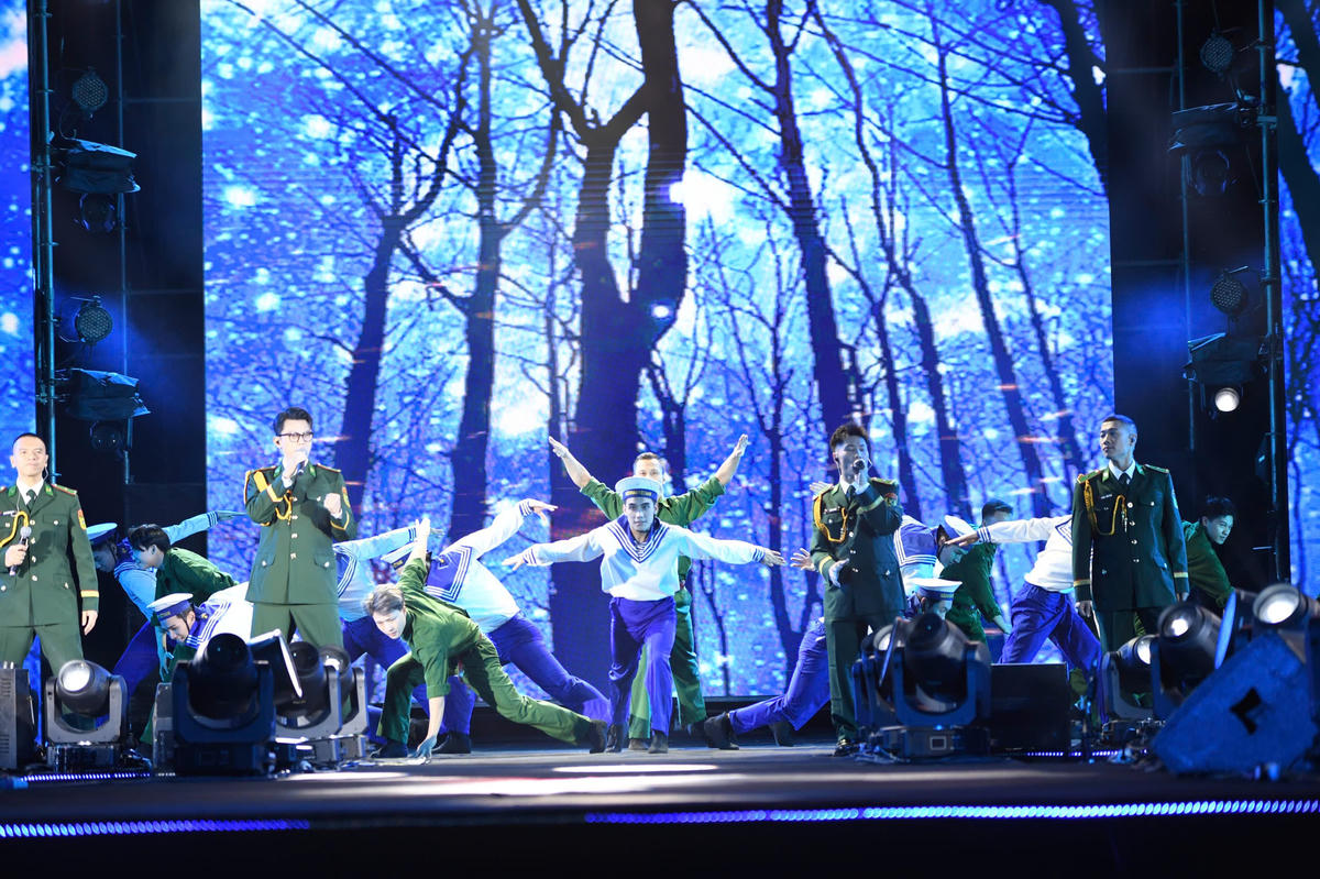 Từ hình ảnh lá cờ đỏ sao vàng tung bay, những khung cửa thời gian mở ra lịch sử, đến màn kết "Dưới cờ vinh quang" hùng tráng... tất cả được hỗ trợ bởi công nghệ âm thanh, ánh sáng hiện đại bậc nhất, mang đến cho khán giả những trải nghiệm thị giác và thính giác mãn nhãn, khơi dậy lòng tự hào dân tộc mãnh liệt. Ảnh: Phạm Sỹ.