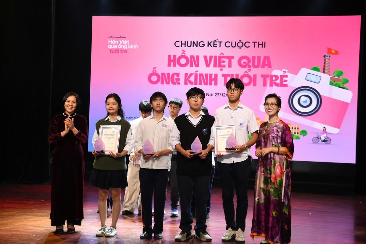 Các tác giả đoạt giải Khuyến Khích. Ảnh: Phạm Sỹ