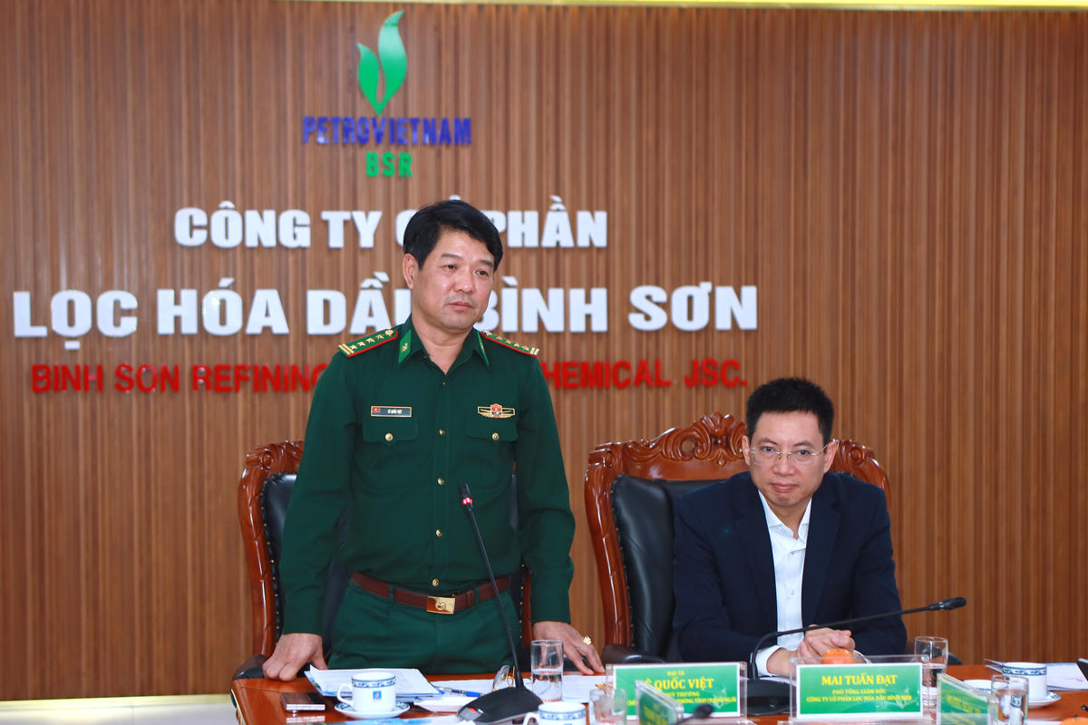 Đại tá Lê Quốc Việt - Phó Chỉ huy trưởng Bộ đội Biên phòng Quảng Ngãi phát biểu tại Hội nghị.