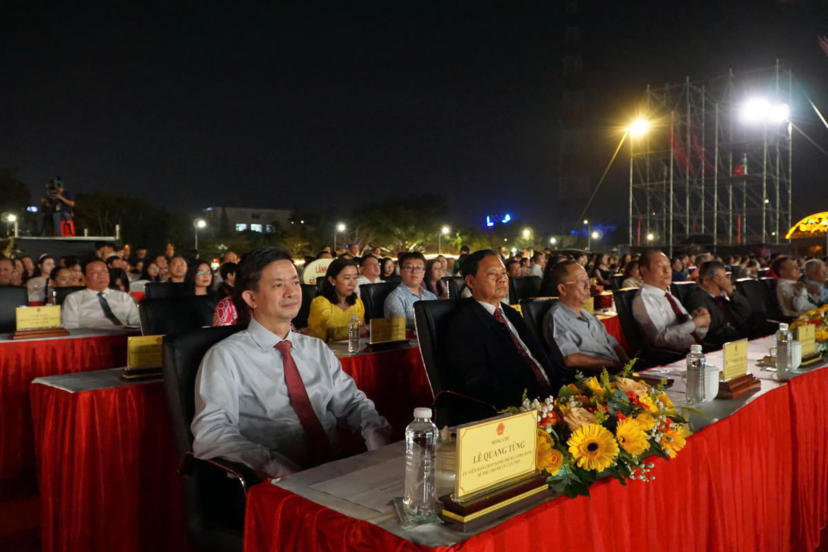 Các đại biểu dự lễ khai mạc. (ảnh: Văn Dương)