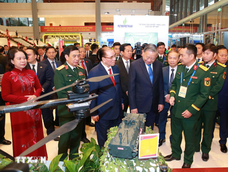 Tổng Bí thư Tô Lâm và các đại biểu tham quan gian trưng bày sản phẩm của Bộ Quốc phòng bên lề  ﻿đại hội. (Ảnh: Trọng Đức/TTXVN)