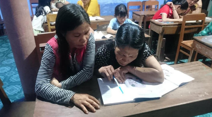 Giáo viên bền bỉ làm dân vận, xóa mù chữ ở thành phố Huế
