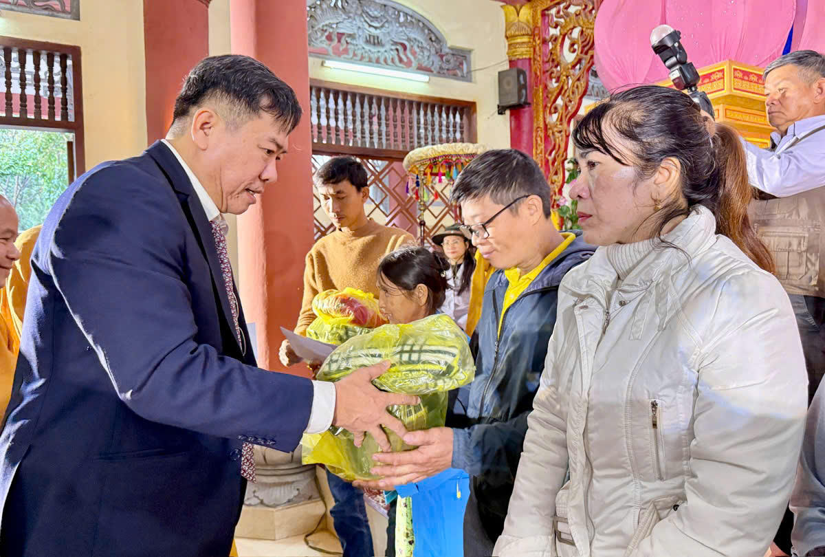 Ông Trần Hữu Thế, Ủy viên Ban Thường vụ Tỉnh ủy, Phó Chủ tịch Thường trực Ủy ban MTTQ Việt Nam tỉnh trao quà động viên các gia đình có các nạn nhân tử vong. Ảnh:PT.