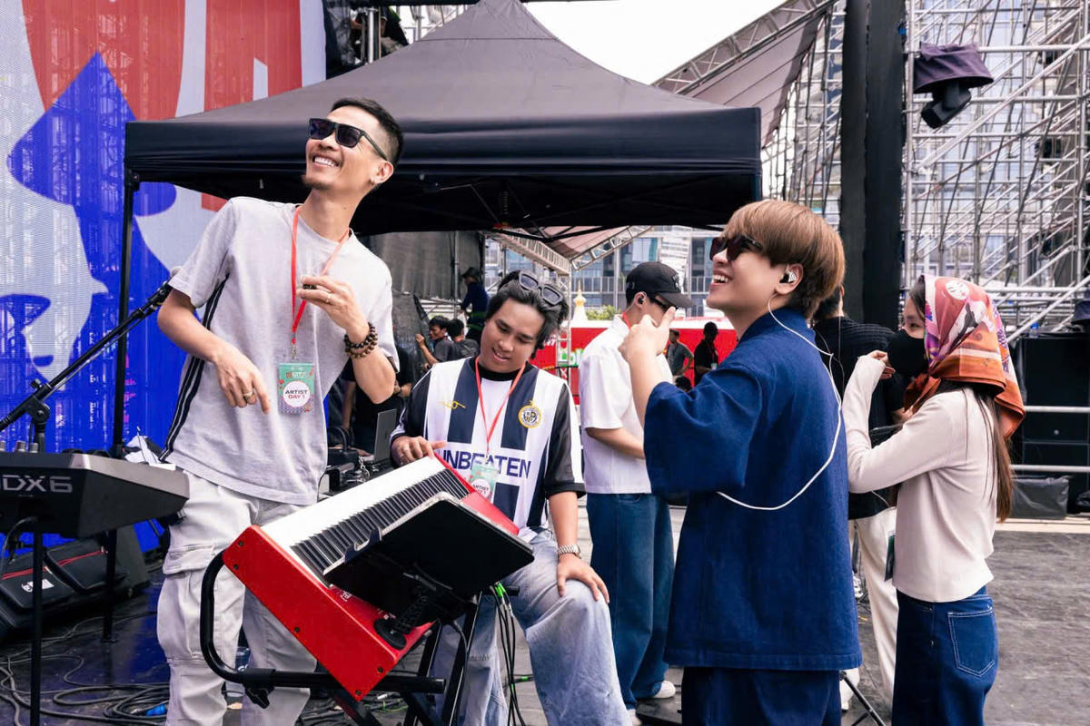 Nghệ sĩ chuẩn bị cho đêm diễn tối ngày 27/12. Ảnh: BTC