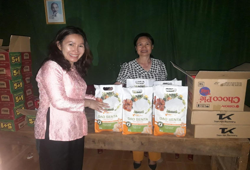 Mạnh thường quân tặng quà cho các học viên lớp xóa mù chữ. Ảnh: NVCC