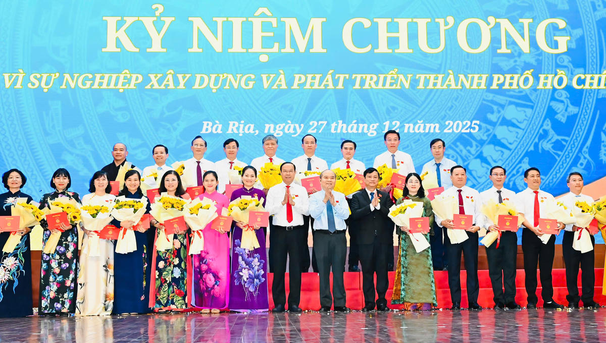 Lãnh đạo TPHCM trao kỷ niệm chương cho các cá nhân. Ảnh: V.D