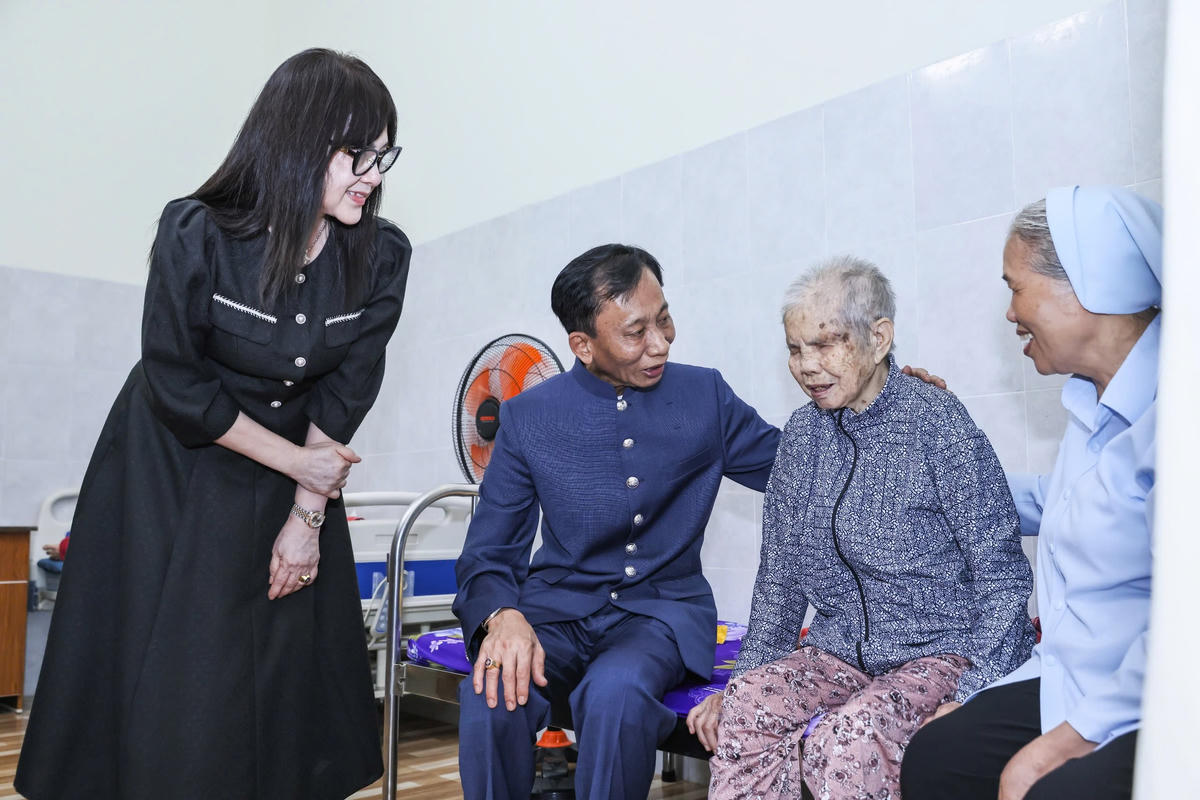 Hiệp sĩ Đại thánh giá Lê Đức Thịnh, Hiệp sĩ Đại thánh giá Phu nhân Nguyễn Thị Kim Yến thăm hỏi người già neo đơn được các sơ thuộc Dòng Đức mẹ thăm viếng Bùi Chu (Đồng Nai) chăm sóc. Ảnh: Quang Vinh.