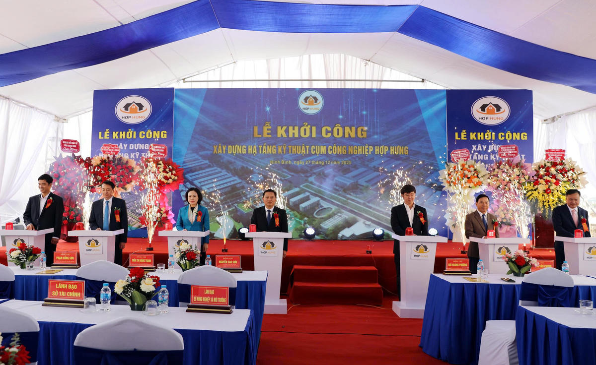 Thứ trưởng Bộ Khoa học - Công nghệ Bùi Hoàng Phương; Phó Chủ tịch UBND tỉnh Ninh Bình Nguyễn Cao Sơn, lãnh đạo xã Hiển Khánh thực hiện nghi thức khởi công dự án. Ảnh: Duy Hưng.