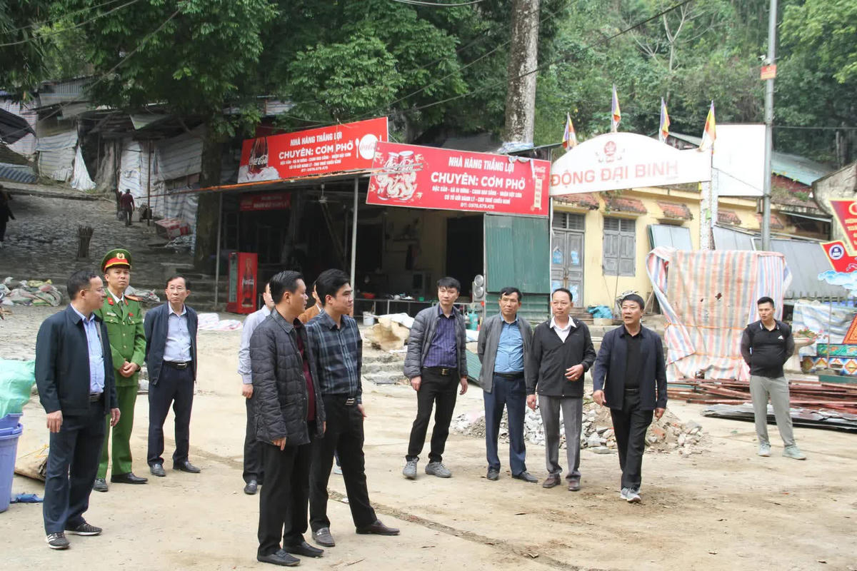 Lãnh đạo xã Hương Sơn trực tiếp kiểm tra, khảo sát toàn diện công tác cải tạo, cảnh quan, vệ sinh môi trường sau chỉnh trang, tháo dỡ chuẩn bị cho mùa lễ hội năm 2026