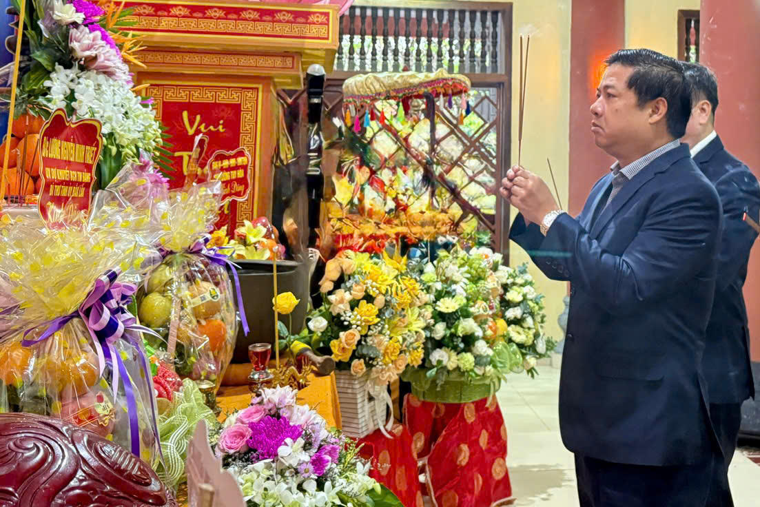 Ông Lương Nguyễn Minh Triết, Ủy viên dự khuyết Trung ương Đảng, Bí thư Tỉnh ủy dâng hương cầu nguyện hương linh những người đã khuất sớm được siêu sinh tịnh độ, an lành nơi cõi vĩnh hằng. Ảnh: PT.