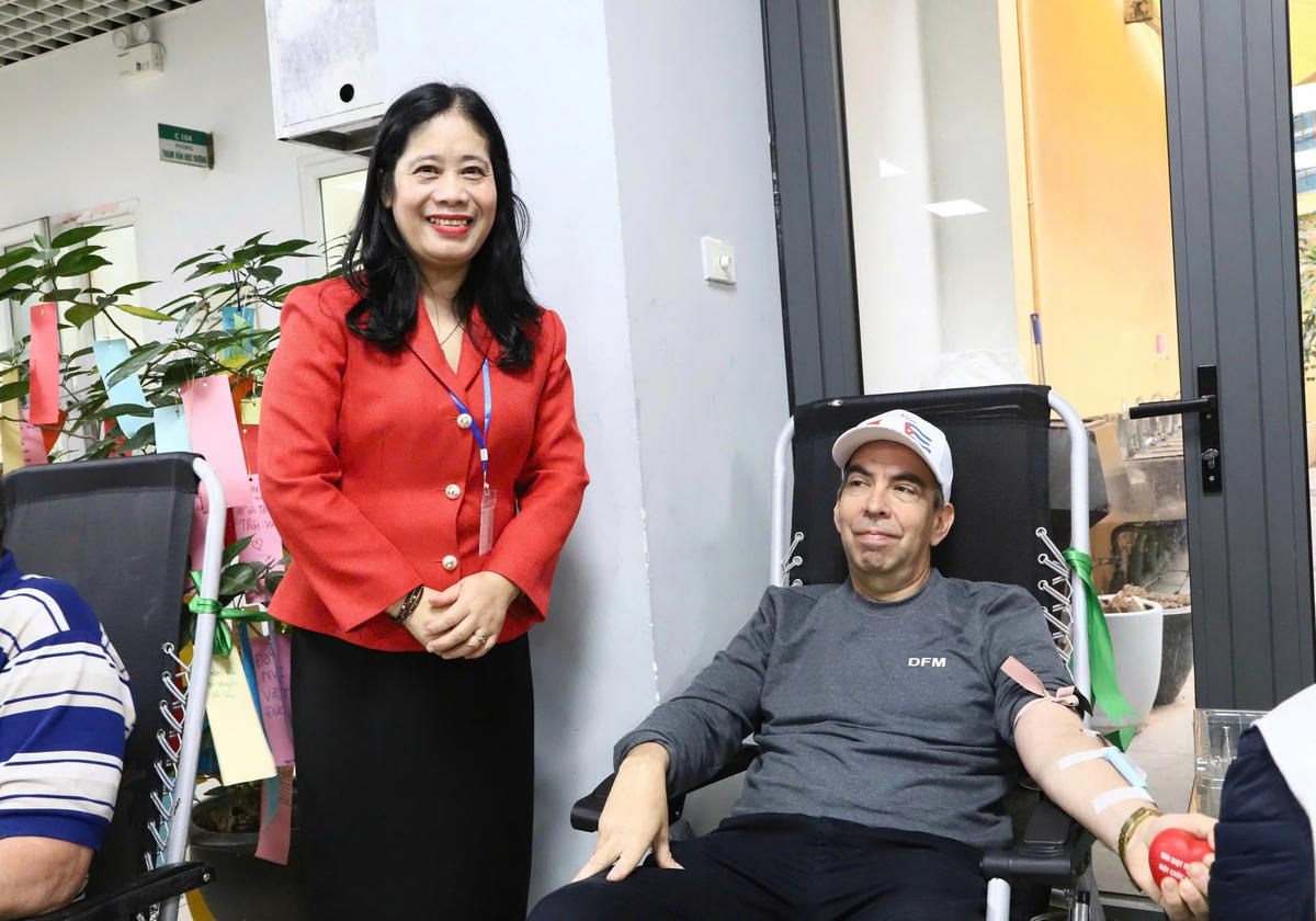 Sau lễ phát động, ngài Rogelio Polanco Fuentes Đại sứ đặc mệnh toàn quyền nước Cộng hòa Cuba tại Việt Nam đã tham gia hiến máu. Ảnh: NH