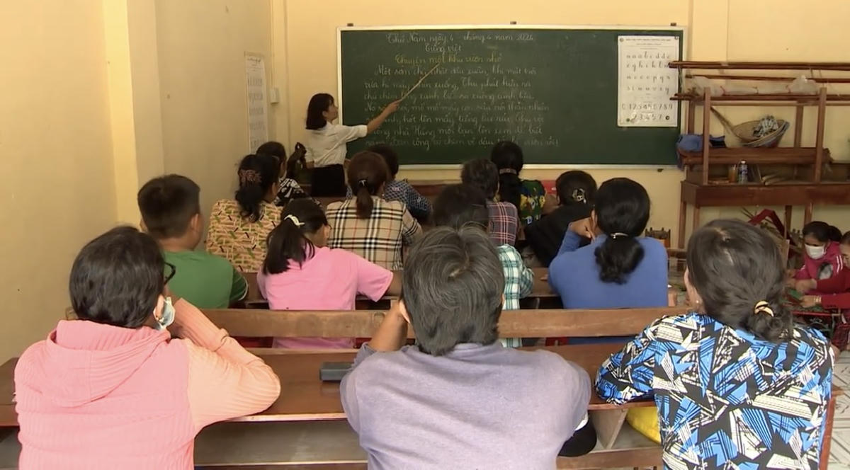 Một lớp xóa mù chữ. Ảnh: MOET