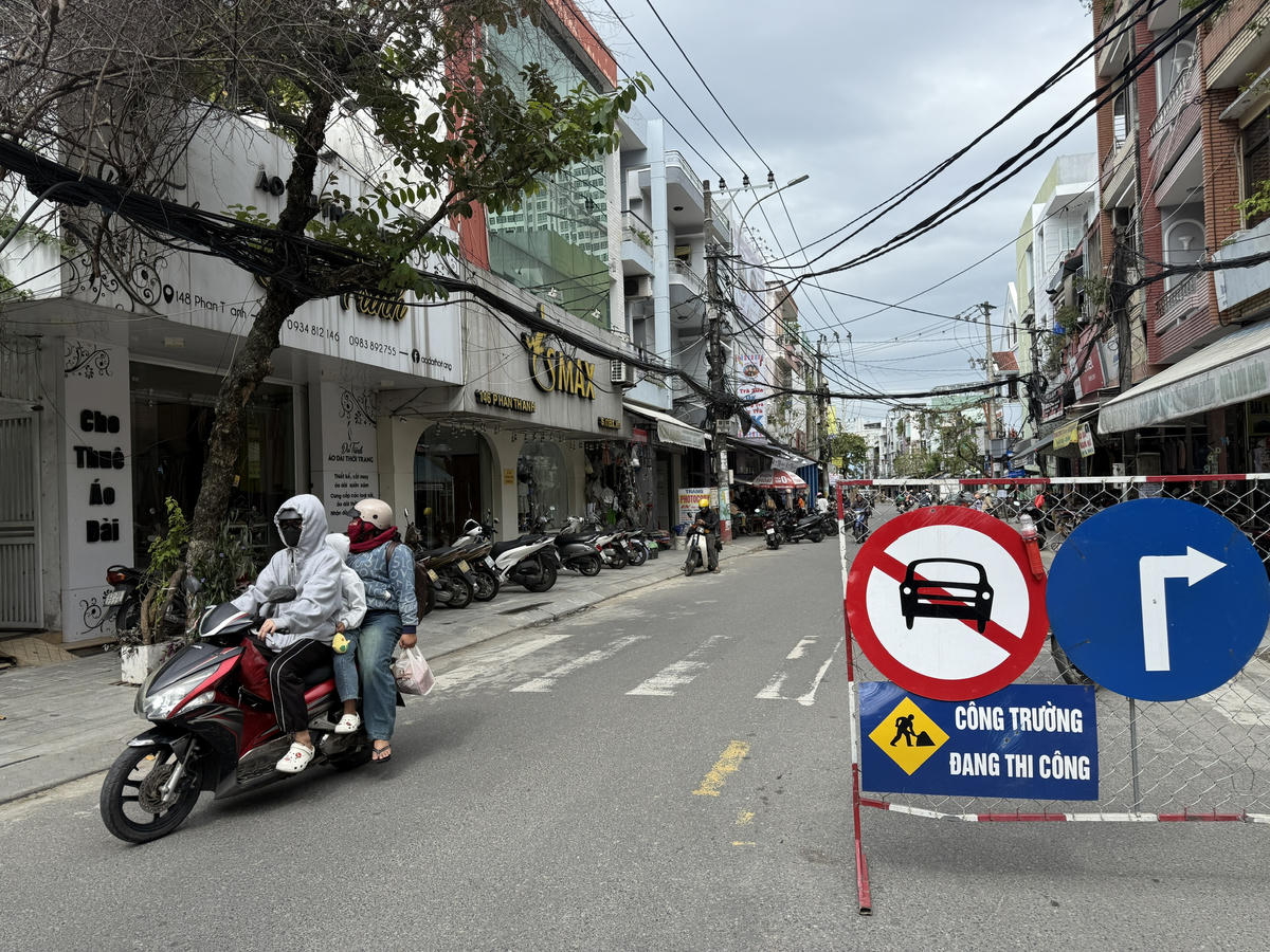 Sở Xây dựng yêu cầu tổ chức cảnh báo, lắp đặt biển hướng dẫn phương tiện tại các tuyến đường thi công. Ảnh: Nguyễn Tú.