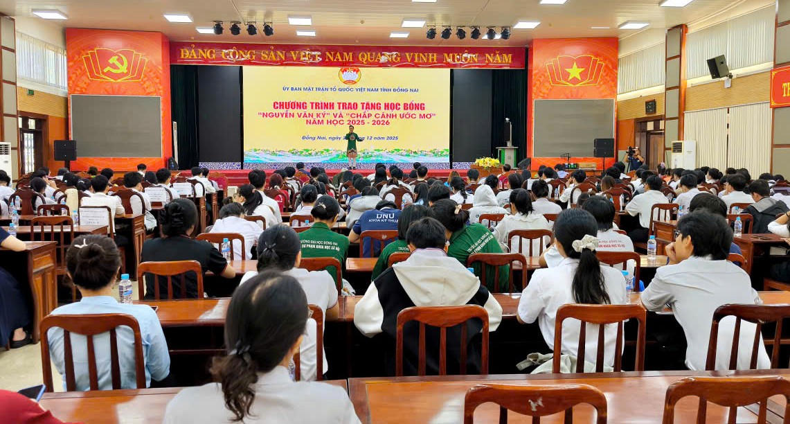 Quang cảnh lễ trao học bổng sáng 28/12. Ảnh: H.T