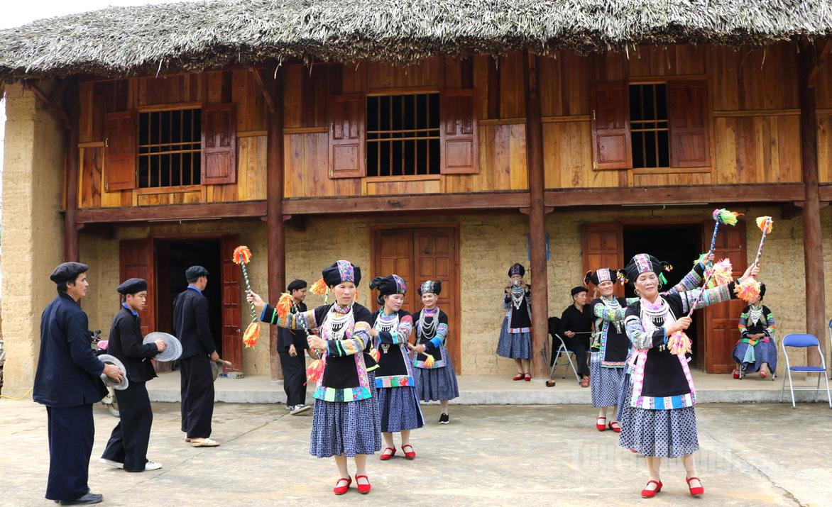 Thành công trong bảo tồn và phát huy bản sắc văn hóa dân tộc Bố Y đã giúp tỉnh Tuyên Quang biến “di sản” trở thành “tài sản”, là sản phẩm độc đáo thu hút khách du lịch. Ảnh: Đức Quý